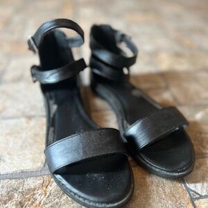 Matt& Natt black sandals size 7